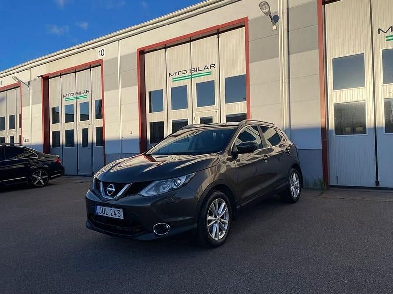 Brun Begagnad 2015 Nissan Qashqai SUV | 109 900 kr (Marknadspris) - Bild 1/4
