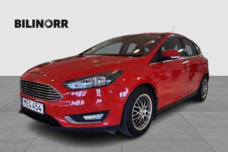 Röd Begagnad 2015 Ford Focus Halvkombi | 109 900 kr (Bra pris) - Bild 1/4