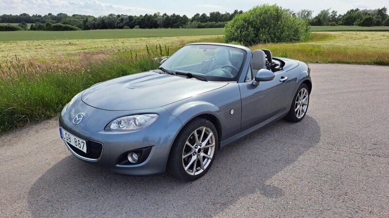Grå Begagnad 2011 Mazda MX5 Cab | 137 000 kr (Marknadspris) - Bild 1/4