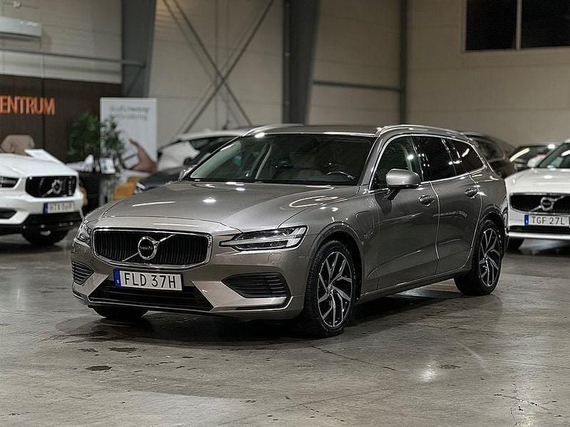 Grå Begagnad 2019 Volvo V60 Momentum Kombi | 289 900 kr (Bra pris) - Bild 1/4