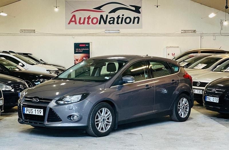 Brun Begagnad 2014 Ford Focus Titanium Halvkombi | 84 900 kr (Marknadspris) - Bild 1/4