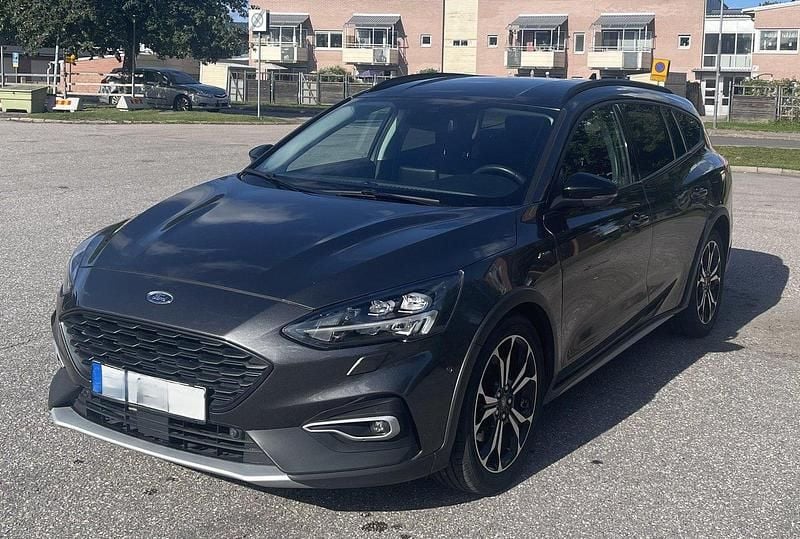 Grå Begagnad 2019 Ford Focus Active Kombi | 159 500 kr (Marknadspris) - Bild 1/4
