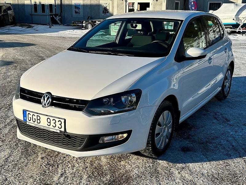 Vit Begagnad 2013 VW Polo Halvkombi | 74 000 kr (Marknadspris) - Bild 1/4