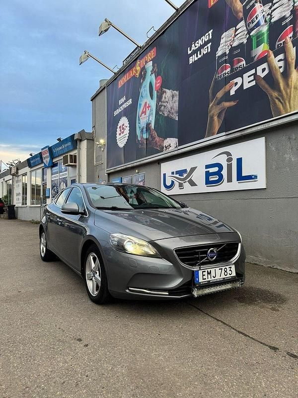 Grå Begagnad 2014 Volvo V40 Kombi | 124 900 kr (Marknadspris) - Bild 1/4