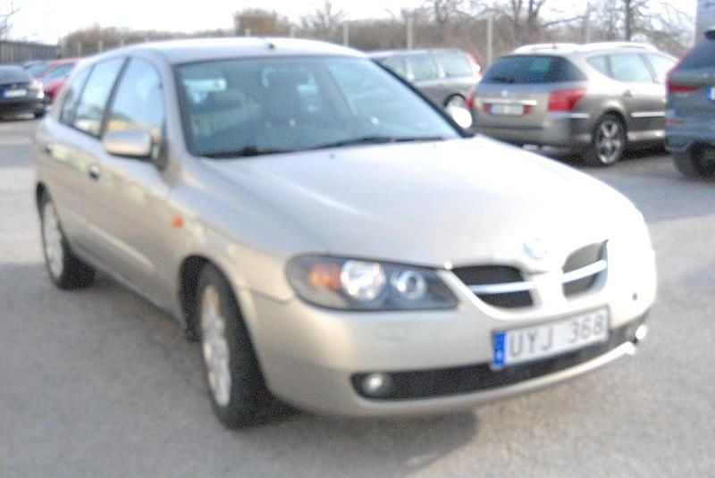 Begagnad Nissan Almera 116 HK (85 kW) 2004 Gul Halvkombi