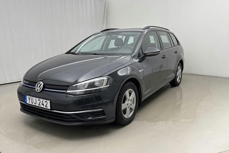 Mörkgrå Begagnad 2018 VW Golf VII | 129 000 kr (Bra pris) - Bild 1/4