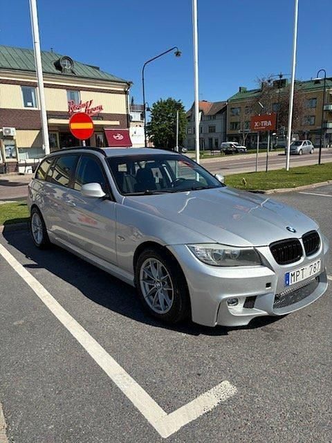 Grå Begagnad 2011 BMW 320 Comfort Edition Kombi | 50 000 kr (Marknadspris) - Bild 1/4