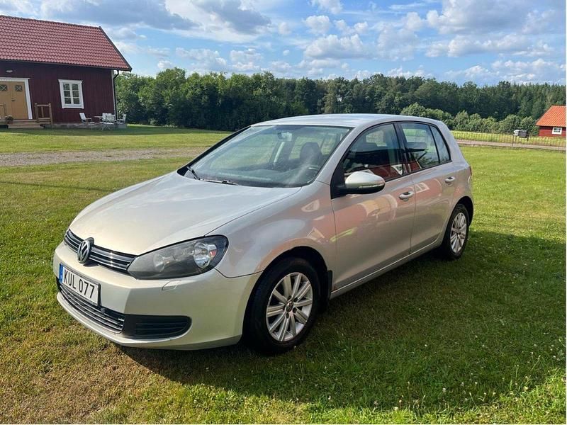 Brun Begagnad 2011 VW Golf VI Halvkombi | 48 000 kr (Marknadspris) - Bild 1/4