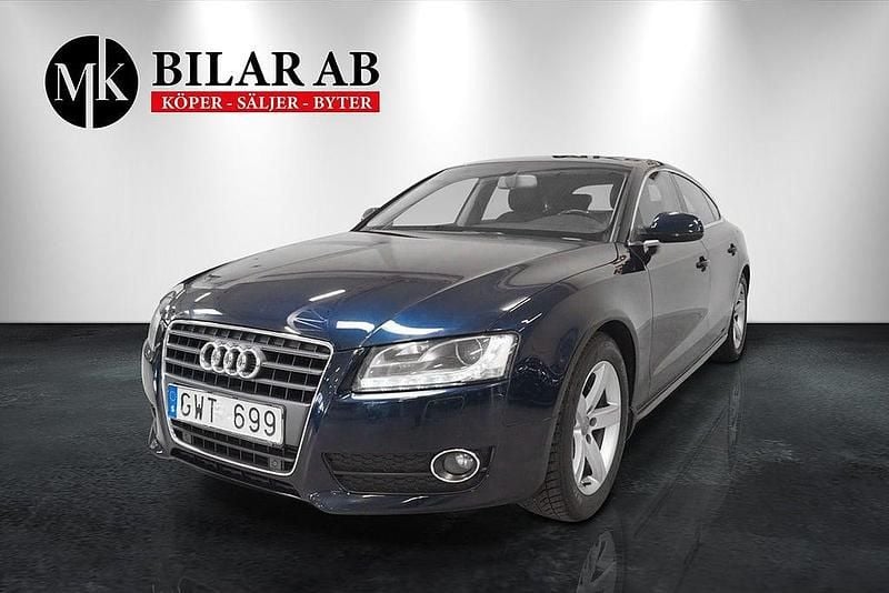 Mörkblå (blå) Begagnad 2010 Audi A5 Sportback Comfort Halvkombi | 84 900 kr (Marknadspris) - Bild 1/4