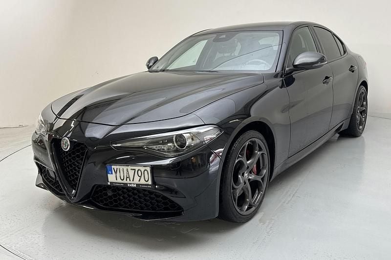Svart Begagnad 2019 Alfa Romeo Giulia Tech Edition | 239 000 kr - Bild 1/4