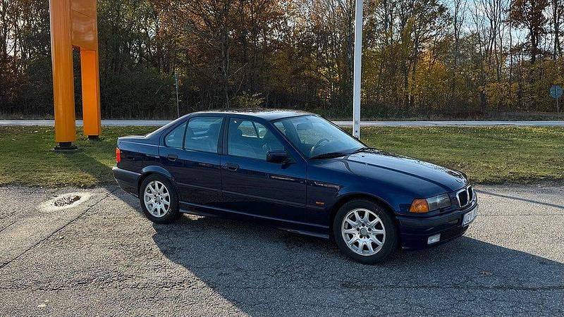 Mörkblå Begagnad 1997 BMW 328 Comfort Edition Sedan | 75 000 kr - Bild 1/4