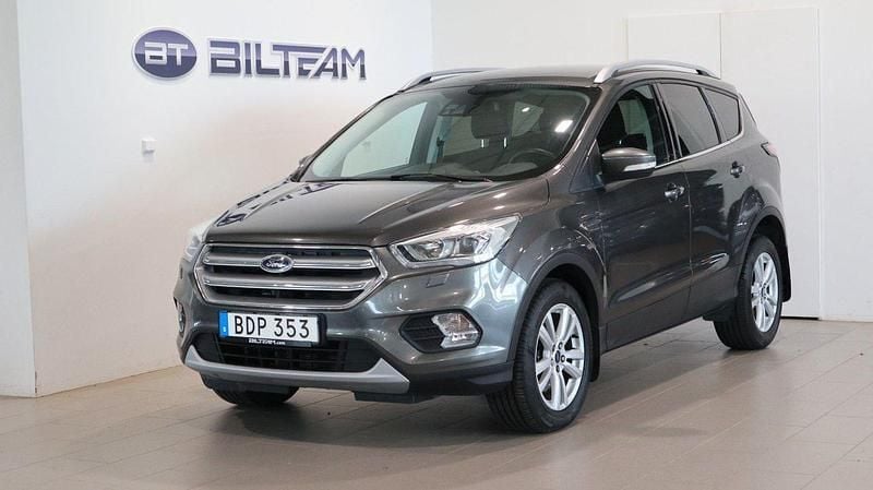 Grå Begagnad 2017 Ford Kuga Titanium SUV | 139 900 kr (Marknadspris) - Bild 1/4