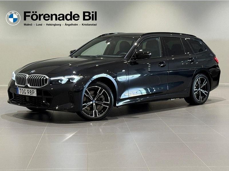 Svart Ny 2025 BMW 330e M Sport Kombi | 638 700 kr (Marknadspris) - Bild 1/4