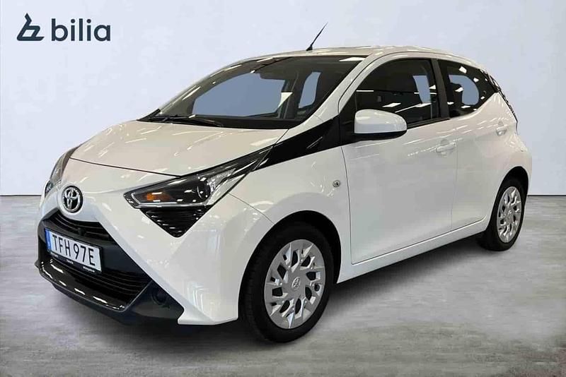 Vit Begagnad 2021 Toyota Aygo Halvkombi | 129 900 kr - Bild 1/1