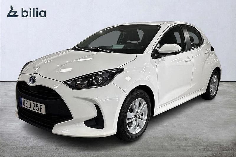 Vit Begagnad 2022 Toyota Yaris Hybrid Active Halvkombi | 214 900 kr (Marknadspris) - Bild 1/3