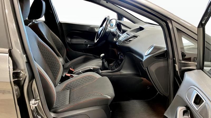 Begagnad Ford Fiesta ST-Line 101 HK (74 kW) 2017 Grå Halvkombi