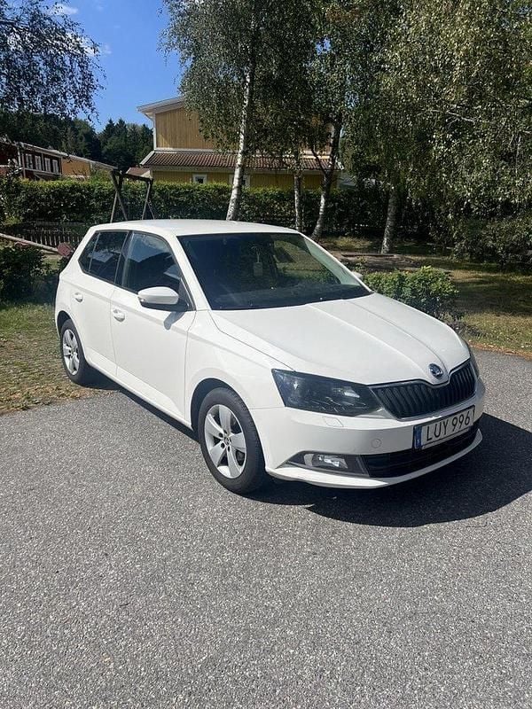 Vit Begagnad 2016 Skoda Fabia Style Halvkombi | 75 000 kr (Marknadspris) - Bild 1/4