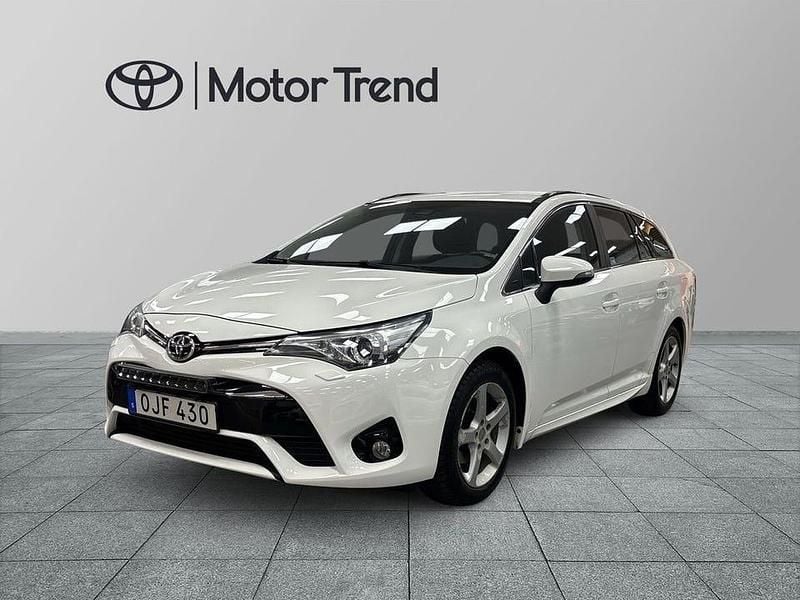 Vit Begagnad 2017 Toyota Avensis Active Kombi | 132 900 kr (Bra pris) - Bild 1/3
