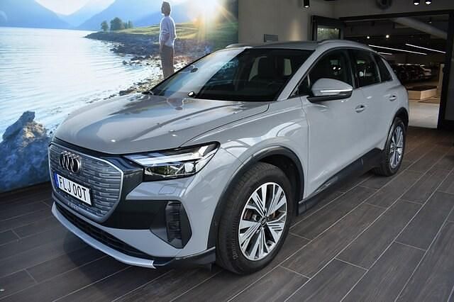 Grå Begagnad 2022 Audi Q4 e-tron Advanced SUV | 389 000 kr (Marknadspris) - Bild 1/4