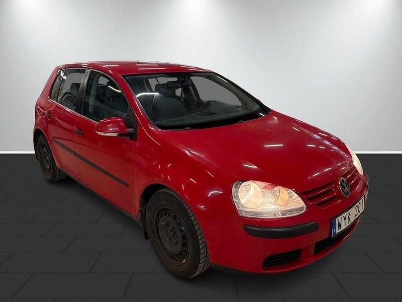 Begagnad VW Golf IV Trendline 102 HK (75 kW) 2006 Röd Halvkombi
