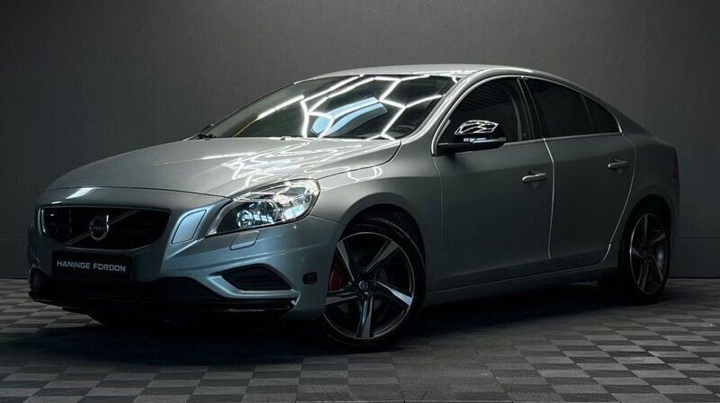 Silver Begagnad 2012 Volvo S60 R-Design Sedan | 109 900 kr (Marknadspris) - Bild 1/4