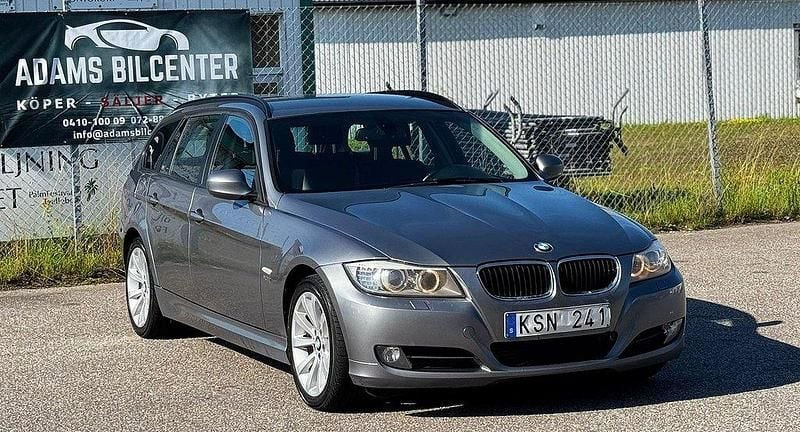 Grå Begagnad 2010 BMW 320 Comfort Edition Kombi | 89 900 kr (Marknadspris) - Bild 1/4