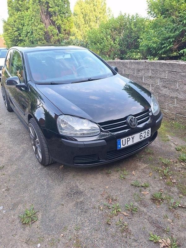 Svart Begagnad 2004 VW Golf IV Trendline Halvkombi | 20 000 kr (Marknadspris) - Bild 1/4
