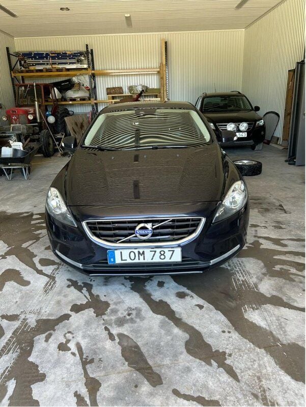 Blå Begagnad 2016 Volvo V40 Kinetic Kombi | 100 000 kr (Bra pris) - Bild 1/4