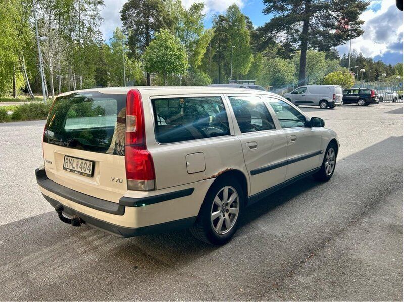 Vit Begagnad 2001 Volvo V70 Kombi | 25 000 kr (Marknadspris) - Bild 1/4