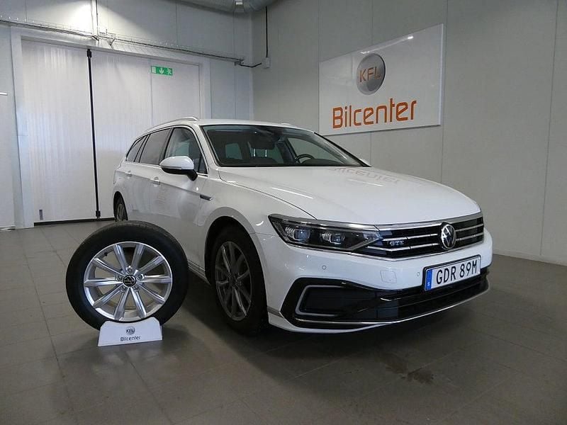 Vit Begagnad 2021 VW Passat GTE Kombi | 249 900 kr (Marknadspris) - Bild 1/4