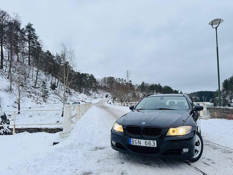 Begagnad BMW 320 170 HK (125 kW) 2011 Svart Kombi