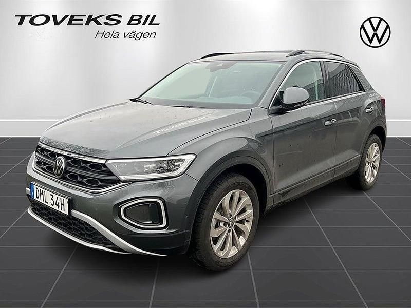 Grå (indium grey metallic) Begagnad 2024 VW T-Roc Life SUV | 345 000 kr (Dyr) - Bild 1/4