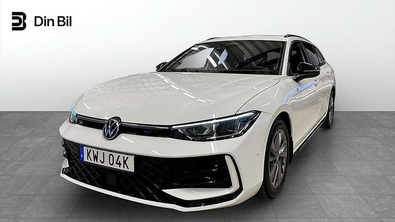 Vit Begagnad 2025 VW Passat Style Kombi | 409 000 kr (Superpris) - Bild 1/4