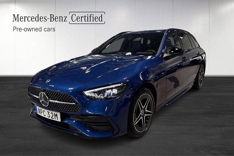 Blå (blue) Begagnad 2024 Mercedes C300e AMG Kombi | 459 900 kr (Bra pris) - Bild 1/4