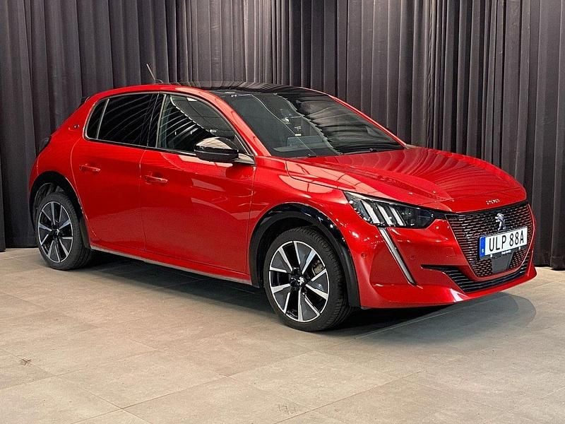 Röd Begagnad 2022 Peugeot e-208 GT Halvkombi | 194 800 kr (Marknadspris) - Bild 1/4