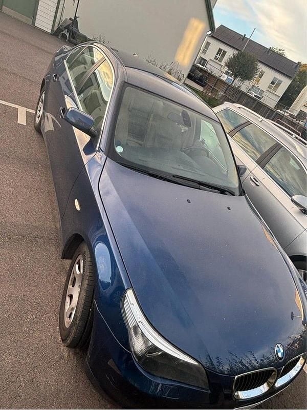 Blå Begagnad 2006 BMW 525 Sedan | 89 000 kr (Lite dyr) - Bild 1/4