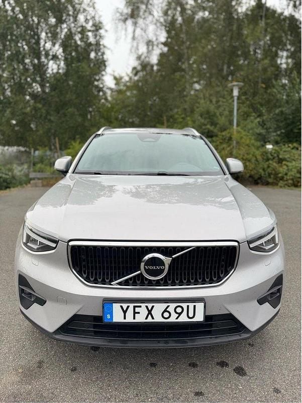Silver Begagnad 2024 Volvo XC40 Core SUV | 327 000 kr (Bra pris) - Bild 1/4