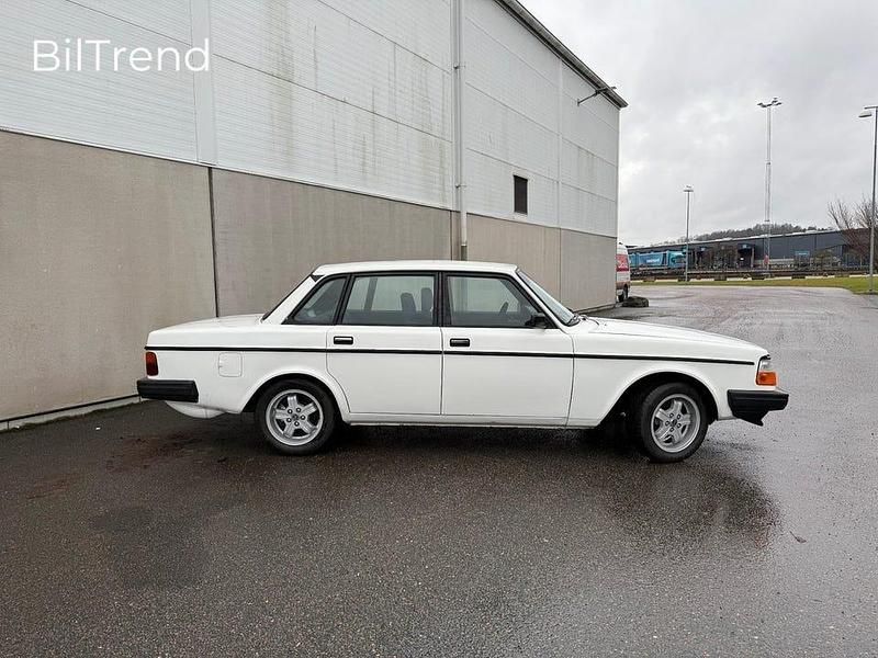 Begagnad Volvo 240 155 HK (114 kW) 1983 Vit Sedan