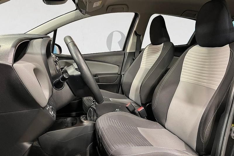 Begagnad Toyota Yaris Active 112 HK (82 kW) 2017 Svart Halvkombi