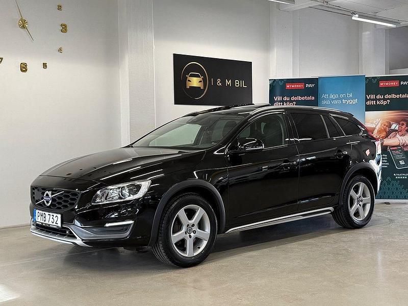 Svart Begagnad 2015 Volvo V60 CC Summum Kombi | 179 900 kr (Dyr) - Bild 1/4