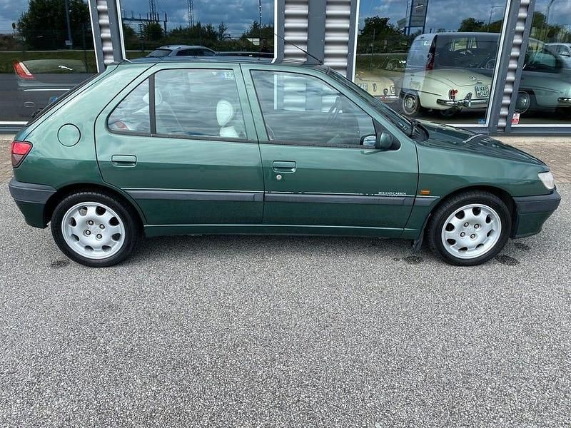 Mörkgrön Begagnad 1995 Peugeot 306 Roland Garros Halvkombi | 49 900 kr - Bild 1/4