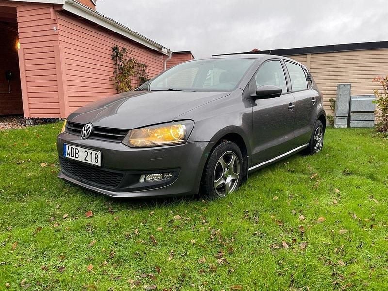 Grå Begagnad 2011 VW Polo Halvkombi | 69 900 kr (Marknadspris) - Bild 1/4