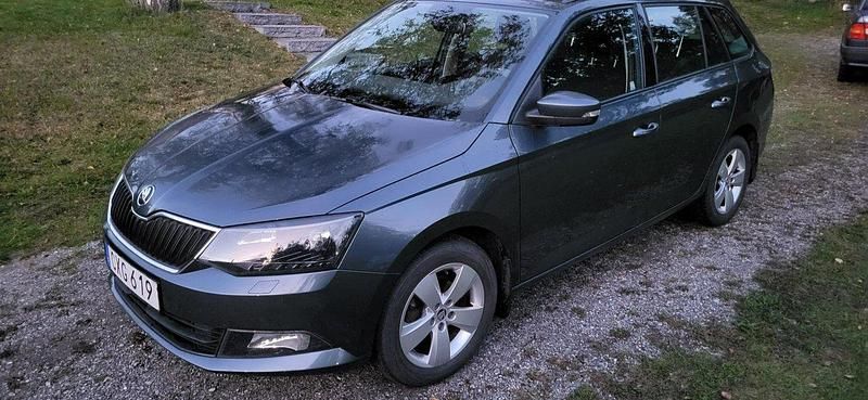 Grå Begagnad 2016 Skoda Fabia Style Kombi | 110 000 kr (Marknadspris) - Bild 1/4