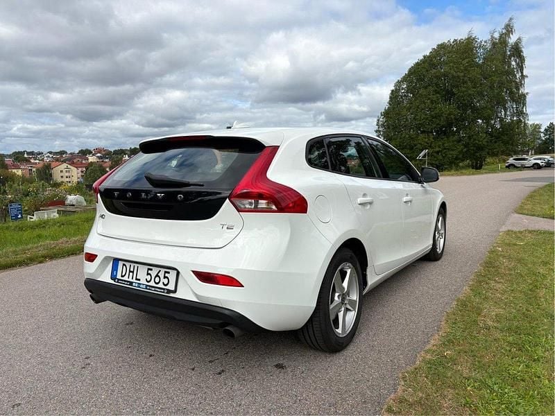 Vit Begagnad 2015 Volvo V40 Kombi | 115 000 kr (Marknadspris) - Bild 1/4