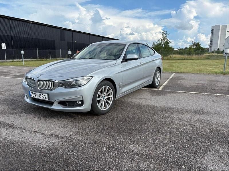 Silver Begagnad 2014 BMW 328 Gran Turismo Halvkombi | 169 900 kr - Bild 1/4