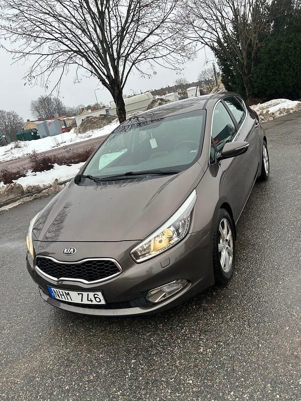 Begagnad 2014 Kia Ceed Halvkombi | 72 000 kr (Bra pris) - Bild 1/4