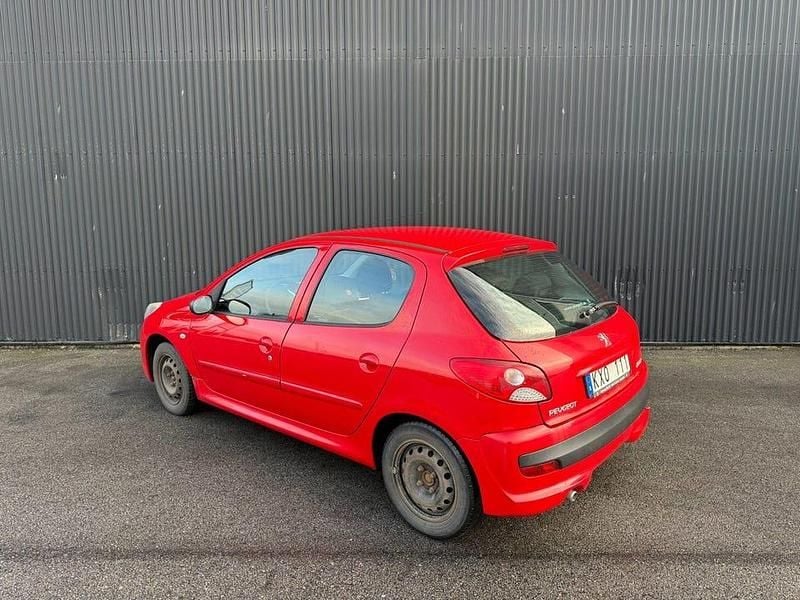 Begagnad Peugeot 206+ 75 HK (55 kW) 2010 Röd Halvkombi