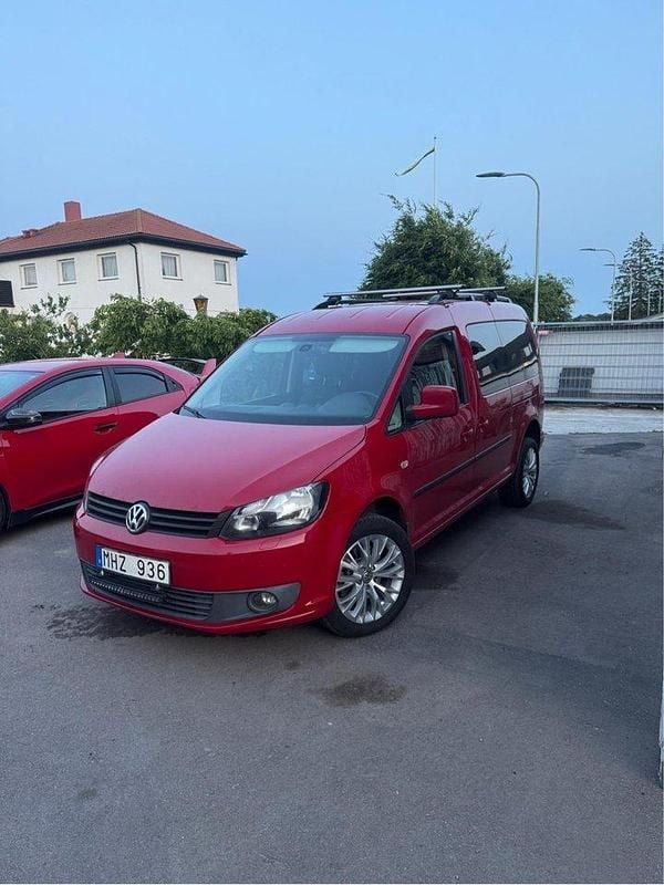 Röd Begagnad 2012 VW Caddy Maxi Minibuss | 129 000 kr (Dyr) - Bild 1/3