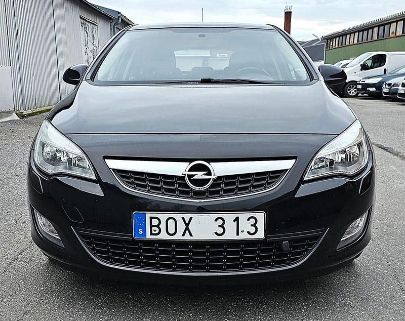 Begagnad Opel Astra Enjoy 140 HK (102 kW) 2011 Svart Halvkombi