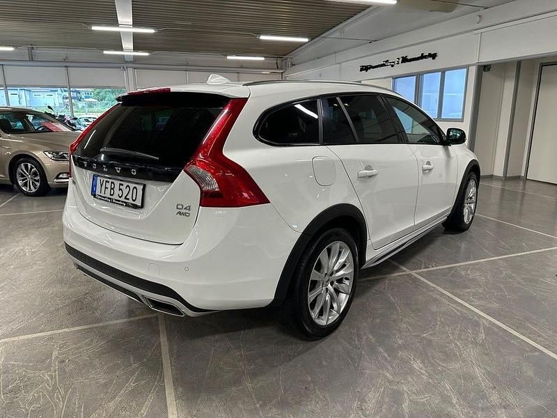 Begagnad Volvo V60 CC 190 HK (139 kW) 2016 Vit Kombi